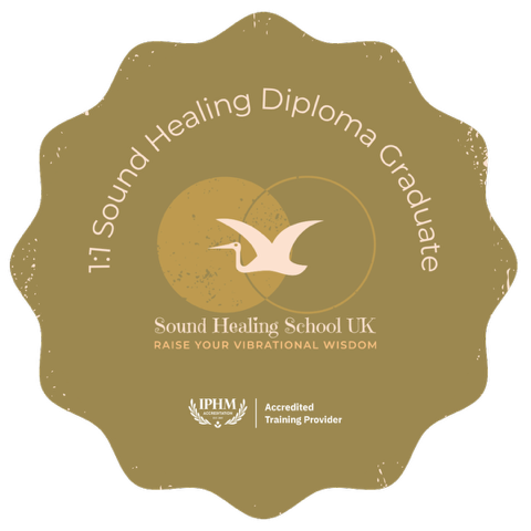 Odznak 1:1 Sound Healing Diploma Graduate od Sound Healing School UK, akreditovaný IPHM